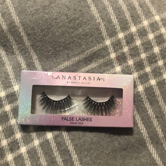False eyelashes - Picture 2 of 4